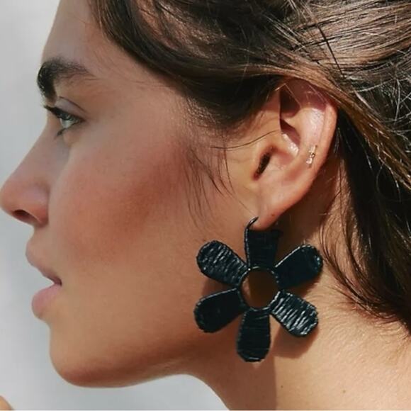 Free People Wendy Woven Flower Hoops Black NWT Bohemian Funky Raffia Earrings - Picture 3 of 9